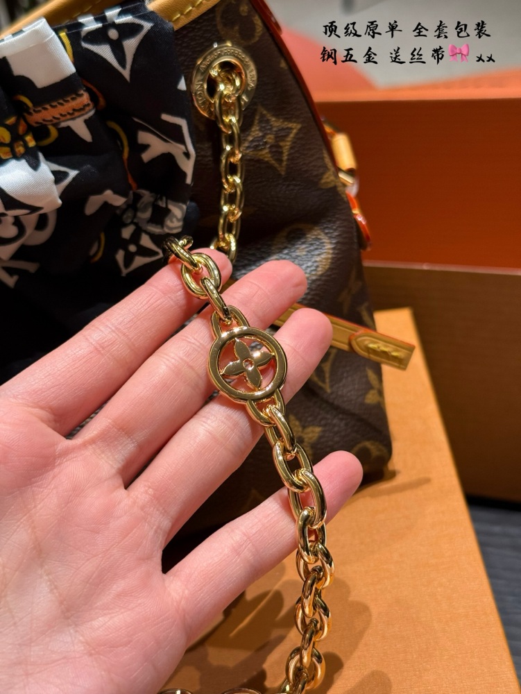 p285
New Carryall BB
The description of catfish whiskers and big gold chain babies is too appropriate. LV gold chain is really beautiful
Xiaobaa thinks that the new version of carryall has become cute, and she doesn't like the sisters with big bags, ...