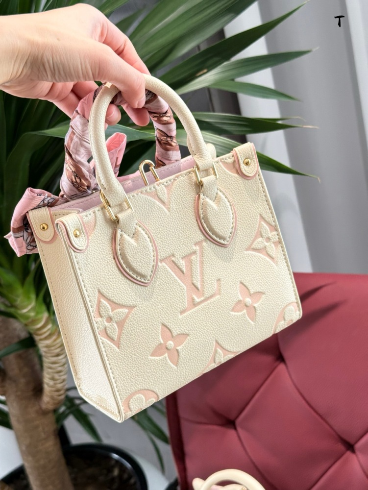 P260P270 Free scarves
LV on the gomini tote bag
Jungle Series
Crafty on the go advanced relief embossing gradient color
The King of Price Comparisons is a fantastic bag design inspired by the street brand that parodies Lv. Once upon a time, Louis VII...