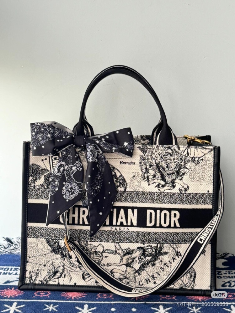 The Dior Booktote tote bag is inspired by creative director Maria Grazia Chiuri and is a flagship product that embodies Dior's aesthetic. These tote bags are designed specifically for carrying everyday items, with full body embroidery paired with the...