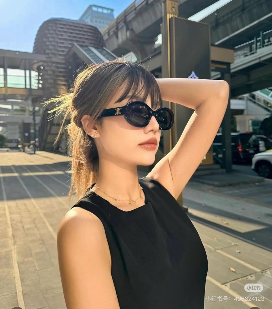 Kaixuan Gate Classic Black, this retro feeling is absolutely amazing!
Celine sunglasses that are popular all over the internet
Let me see which fashionista hasn't owned it yet
Really versatile! -You can bring it all year round!
Square and round face ...