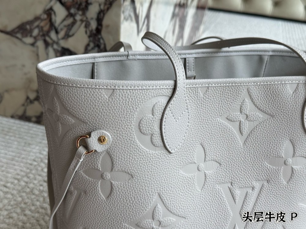 ￥ 370 original cowhide
LV Neverfull shopping bag
N41605LV is the classic flagship of the family, with a large capacity design that is perfect for both mommy bags and OL commuting, making it the bag with the highest appearance rate. The striped linin...