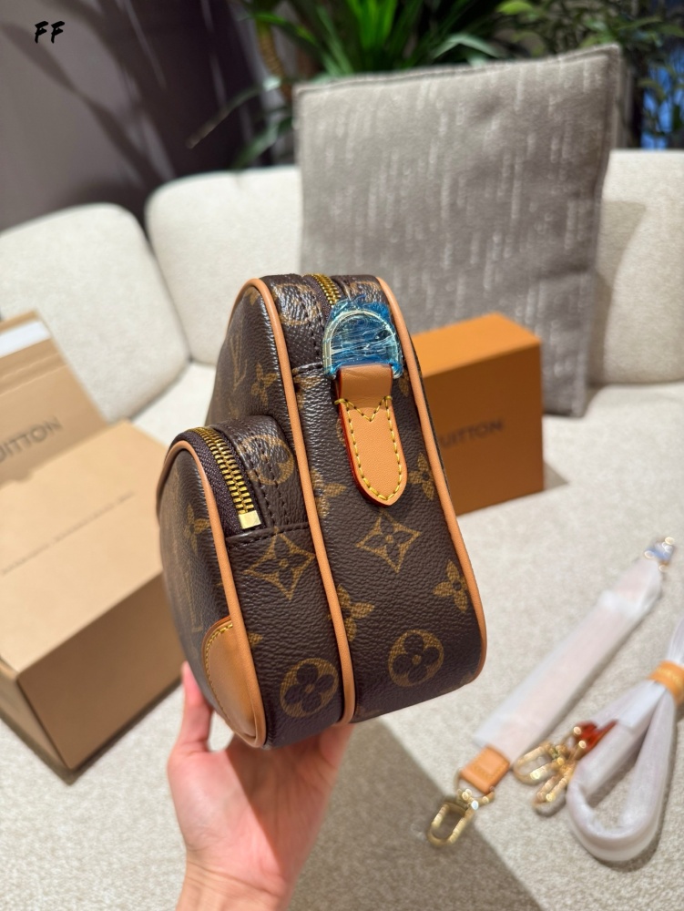 p270
LV | The new men's NilNiL for 2025 features a horizontal double-layer design
The same model also comes in two materials: canvas and leather
The double-layer design also has more capacity
It can be carried by hand or slung diagonally, which is al...