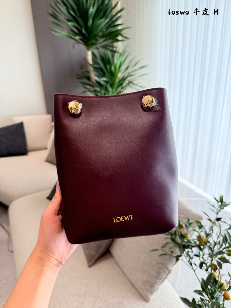p275
LOEWE25 new bag | I love the simple and neat design so much
The entire bag is made of soft calf leather
Good wear resistance key, super light weight
The shoulder strap can be adjusted in length, and it can be worn on both shoulder and crossbody....
