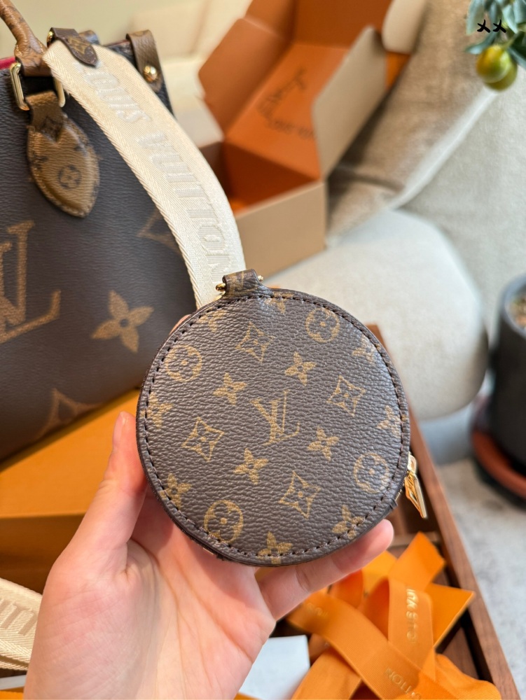 p255
Jungle bag Lv A/B surface spray painting on thego mommy bag is the king of cost-effectiveness. This is an amazing bag shape, inspired by the street brand that parodies Lv. Once upon a time, Louis Vll litton would never step down from the pedesta...