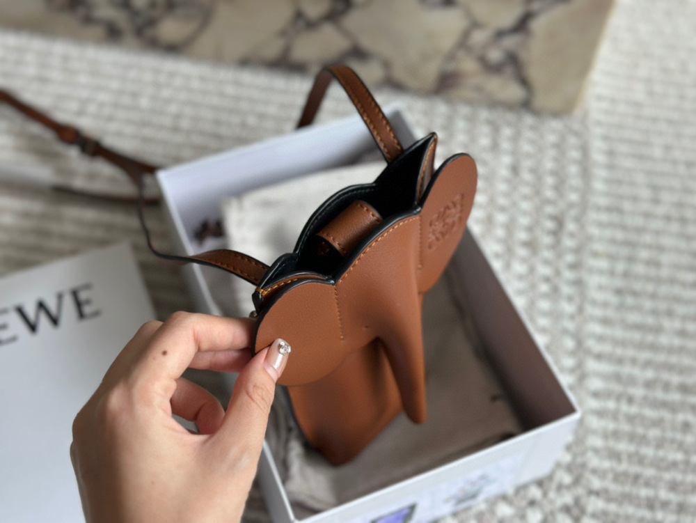 p200 
The full set of gift box packaging with top layer cowhide is cute and lovely. LOEWE elephant bag, phone bag, newly released by Luo Yiwei. This elephant phone bag really hits my girlish heart. It has a suitable capacity to hold a Promax sized ph...