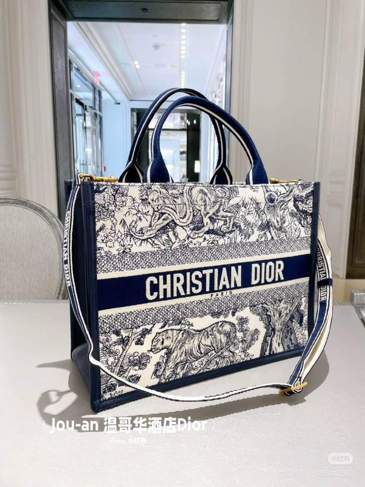 The Dior Booktote tote bag is inspired by creative director Maria Grazia Chiuri and is a flagship product that embodies Dior's aesthetic. These tote bags are designed specifically for carrying everyday items, with full body embroidery paired with the...