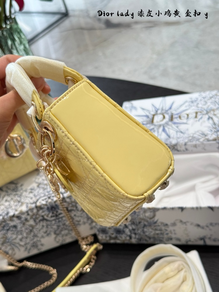 p209p264
Milk like little coquettish essence ◎ Dior Little Chicken Yellow Daifei Dior Three Grid Little Chicken Yellow Daifei °
Oh my god, who can refuse custard buns!
Lacquer skin shimmers and shines brightly+
It shines too brightly in the sunshi...