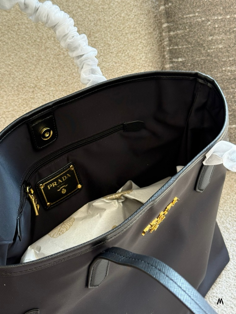 P230 leather matching
Prada's new nylon tote bag shopping bag mommy bag
New Nylon Tote Bag Shopping Bag Mommy Bag 1BG527
24K pure gold electroplated hardware
Ghost Head Cross Pattern Cowhide
Widening shoulder strap design makes single shoulder more c...