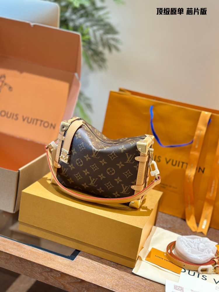 P370 top-level original single all steel hardware chip scan code
LV small box bag that incorporates some futuristic feel
I personally love the 2024 vacation series so much. The futuristic fashion in science fiction movies has a visual effect, so I co...
