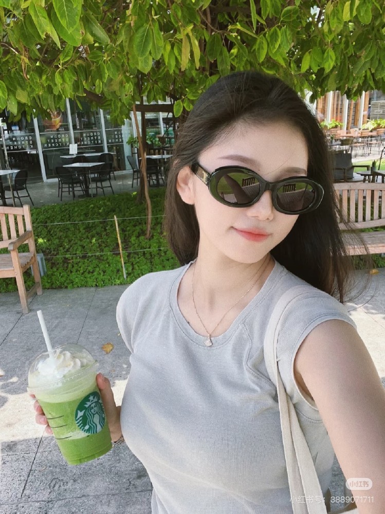 Kaixuan Gate Classic Black, this retro feeling is absolutely amazing!
Celine sunglasses that are popular all over the internet
Let me see which fashionista hasn't owned it yet
Really versatile! -You can bring it all year round!
Square and round face ...