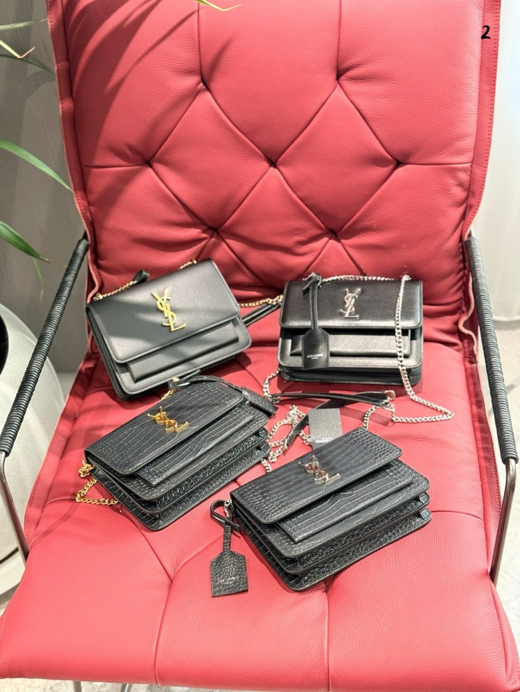 YSL sunset package plain weave P230 crocodile P240
This YSI black crocodile leather handbag is luxurious, elegant, unique and noble, showcasing fashionable taste. Crocodile skin material and exquisite design showcase extraordinary quality. Fashionabl...