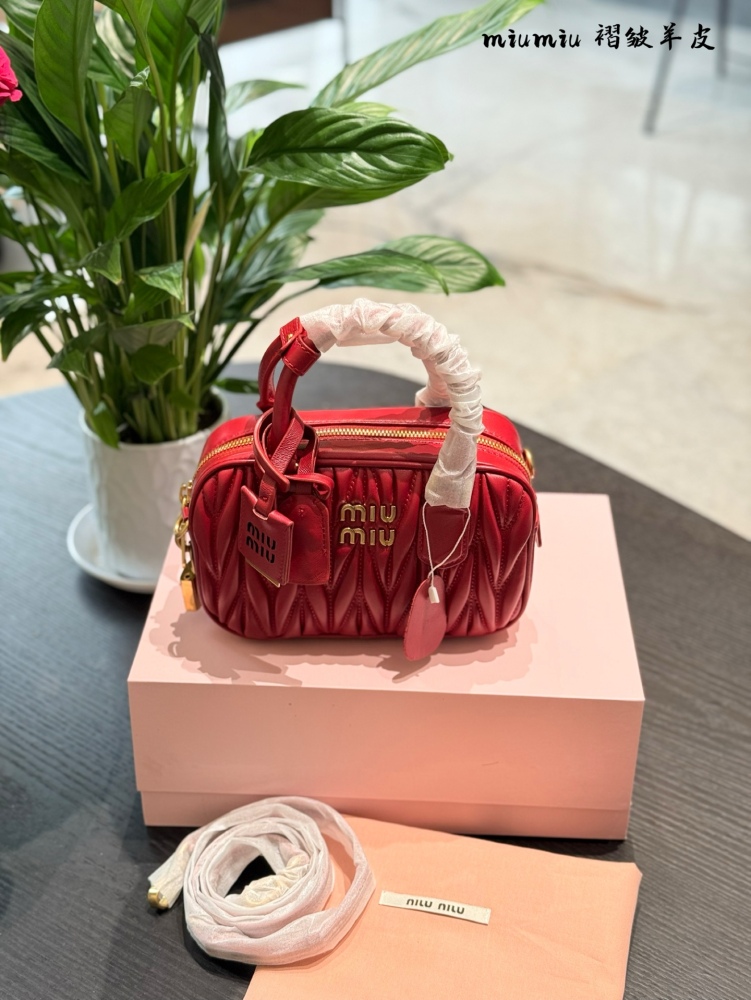 Miumiu Red Sheepskin P299
I rarely buy red bags, but if it's Miumiu, then ..
Can you wrap it up for me
Miumiu red mini bowling ball holder can be enlarged, mobile phone can be carried by hand, crossbody can be worn with a mirror, concave shape is ver...