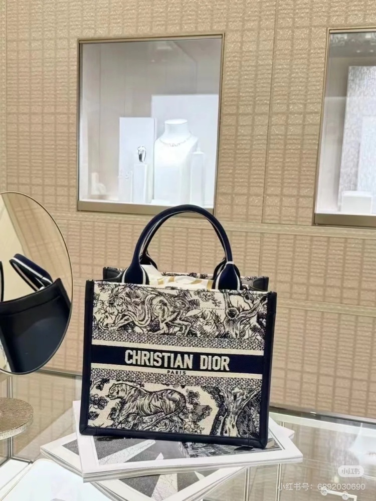 The Dior Booktote tote bag is inspired by creative director Maria Grazia Chiuri and is a flagship product that embodies Dior's aesthetic. These tote bags are designed specifically for carrying everyday items, with full body embroidery paired with the...