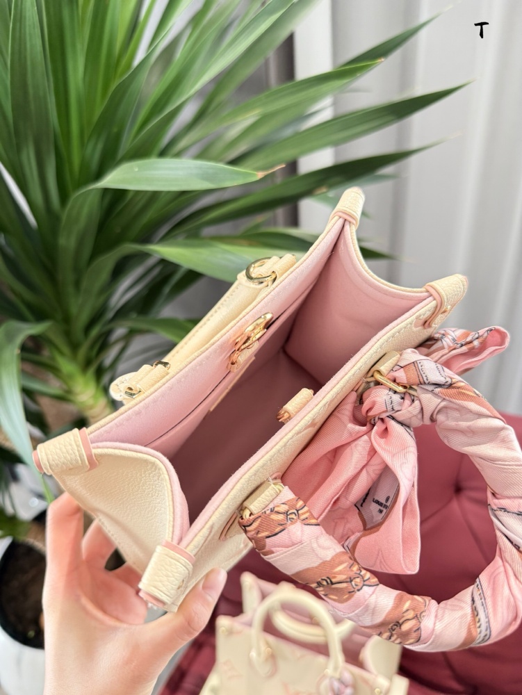 P260P270 Free scarves
LV on the gomini tote bag
Jungle Series
Crafty on the go advanced relief embossing gradient color
The King of Price Comparisons is a fantastic bag design inspired by the street brand that parodies Lv. Once upon a time, Louis VII...