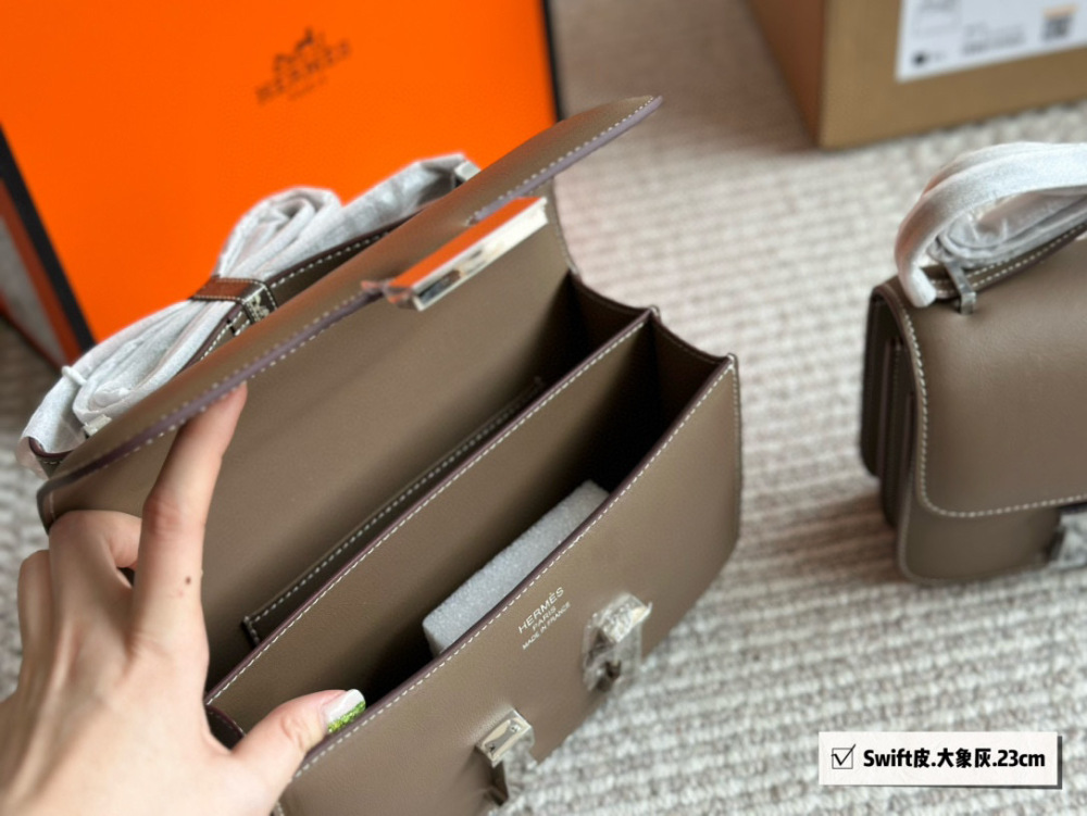 p299、
Original Hermes Concon bag Swift leather
Made of calf leather (soft cowhide)
The characteristics of the leather material are not small cowhide (soft cowhide), very soft, with delicate and smooth patterns, very good hand feel, and not easy to ...
