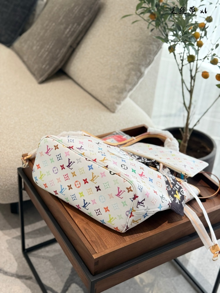 P260 ribbon delivery
LV is the dream of a student who understands emotions, and now it can be realized after 22 years
LV and the village Shanglong collaborates again on joint series
The once explosive black and white tri color is back # lv three in o...