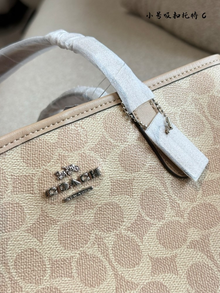 p200
The Coach Coach Coach Mini Tote Bag is the most worth buying. City loves this mini tote bag. It's small, lightweight, and soft, and has a very high usage rate!  #23cm