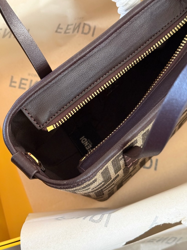 210 box
size：16*13cm
Fendi F Home
This small vegetable basket is really amazing,
I love it so much!
Full of vacation atmosphere,
Although it is small, it can also be packed very well,
A super lightweight small bag that can also be worn diagonally!