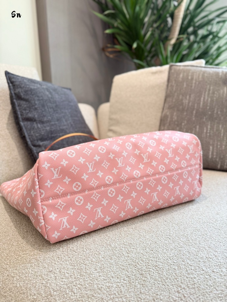 p260
LV Shoulder Underarm Handbag Shopping Bag
Who knows, my family! The LV Louis Vuitton travel bag is really crazy! The new 25 year model is here~Fresh mint green paired with classic Monogram pattern, high-end and eye-catching, always the focus of ...