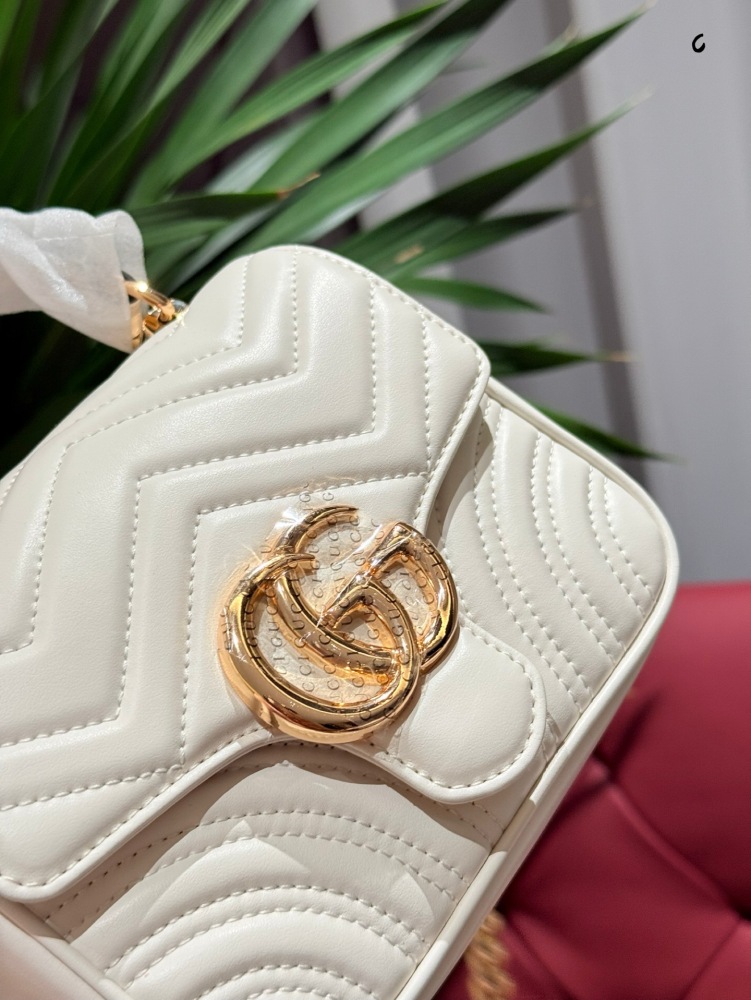 p225
New Square Fat Gucci Mamon
Sisters must have a Marmont
The lightest all leather bag I really love the variety of bag types to choose from
The durability of sheepskin tanned with essential oils to the touch of leather
The only downside is that I ...