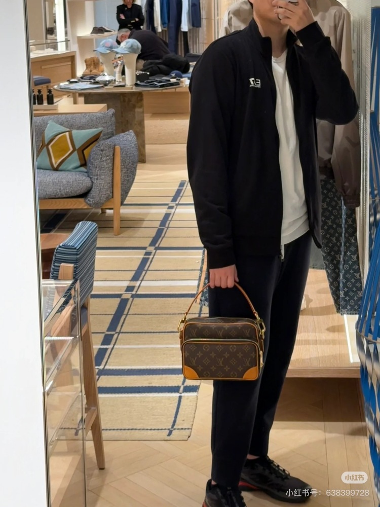 LV25 New Vintage Postman Bag
New release with hand-held and crossbody shoulder straps
Both boys and girls are fine
Very well produced and visually appealing
#Postman bag # Cross shoulder bag # Small second-hand bag # Men's bag