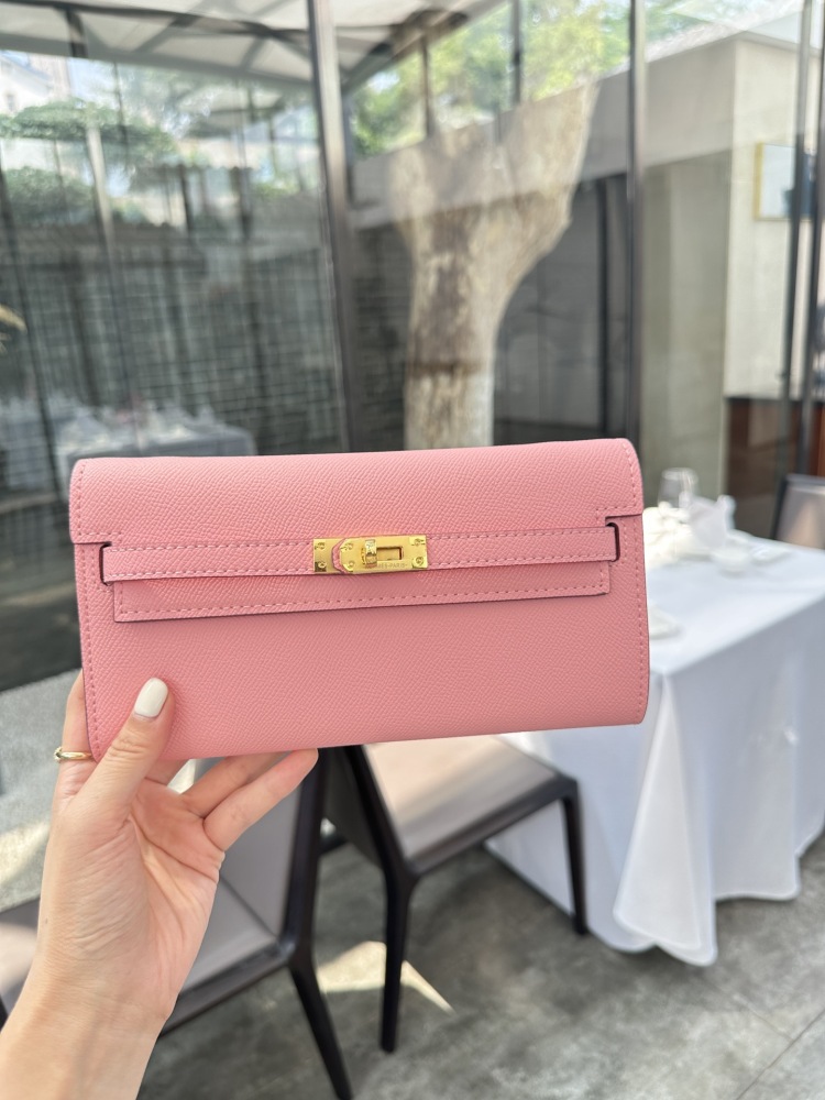 P235 Cowhide Full Package Upgraded Edition
Hermes Kelly Wallet DIY Same Leather Belt
Hermes Kelly wallet. The matching contract belt instantly transforms into a small bag V, which is super cute and beautiful.
The wallet can hold a large phone. You ca...