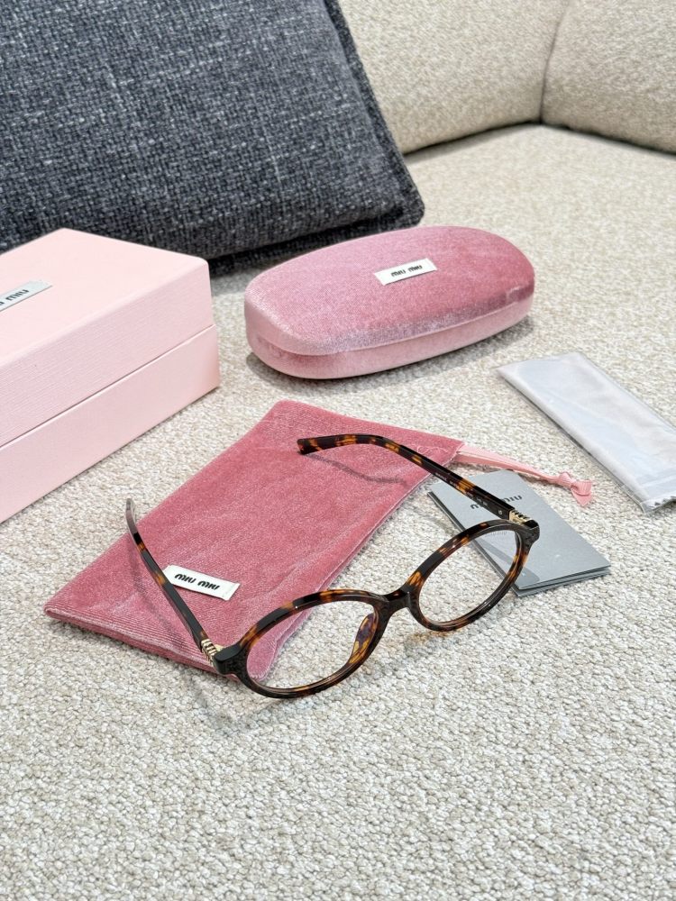 p195
Miumiu "nerd glasses, the same style as Ju Jingyi, look great
Bookworms have been trending lately, Miumiu3000+， It's just a small pair of glasses, can't a worker replace the entire flat version?
Many babies have compared several options and de...