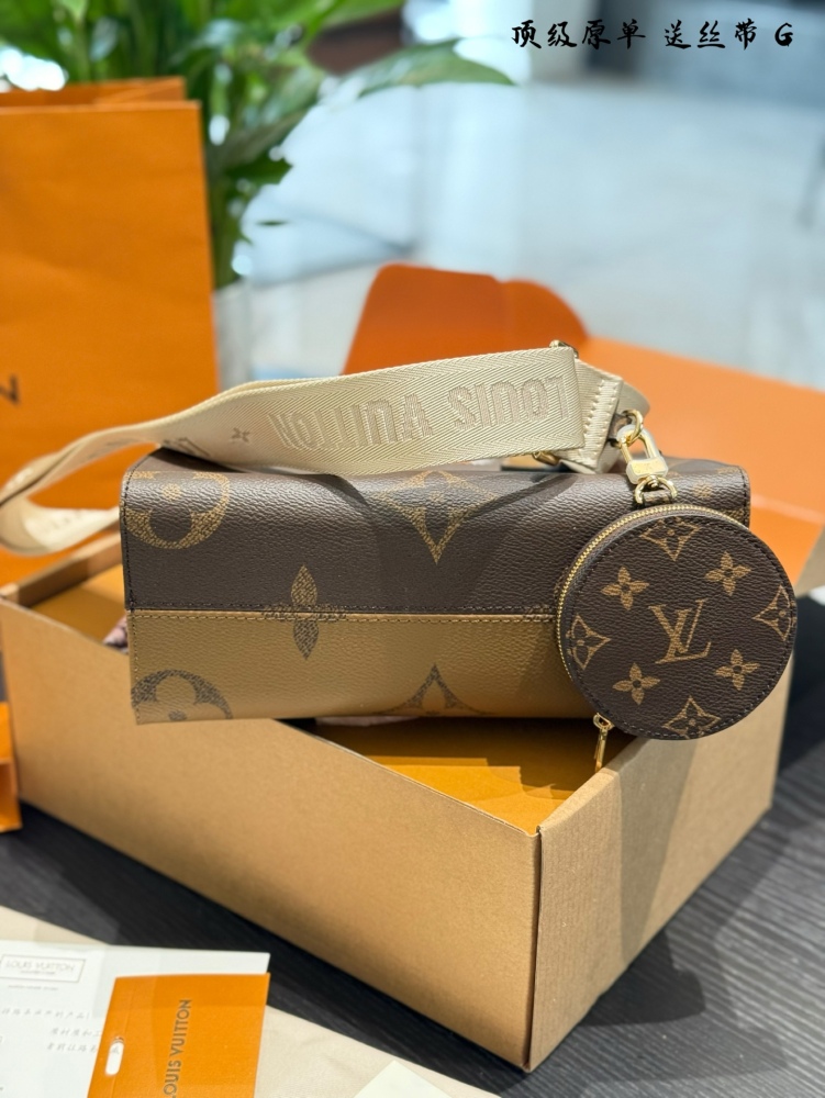 P334 all steel hardware
Original quality jungle bag Lv A/B side spray painting on thego mommy bag, the king of cost-effectiveness. This is an amazing bag shape, inspired by the street brand that parodies Lv. Once upon a time, Louis Vll litton would n...