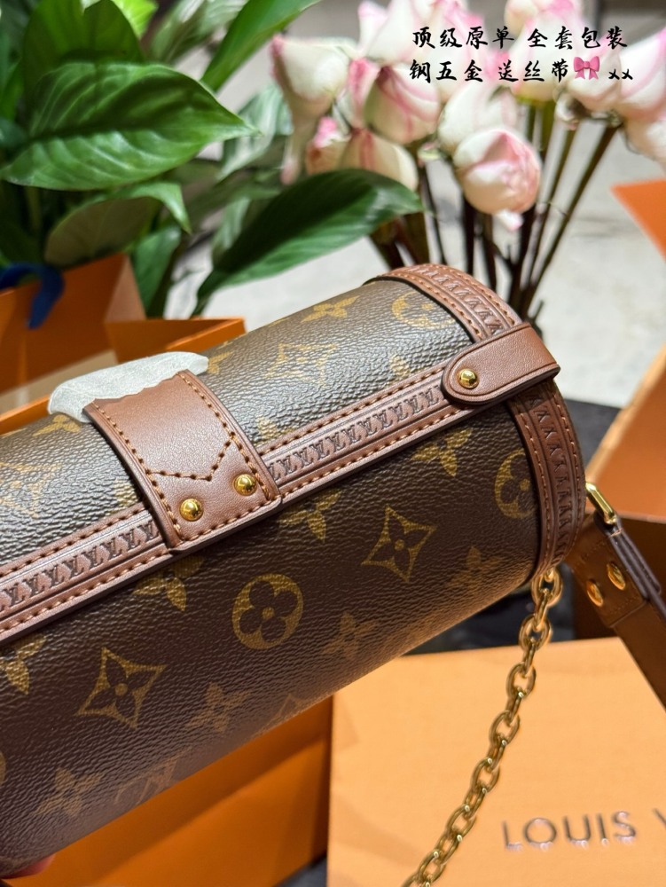 Lv Papillon Babillon p375
Injecting contemporary charm into Louis Vuitton's traditional style, retro elements have been added. The edging is surrounded by a circle of Lv logo, and the details are very exquisite and durable. The chain and shoulder str...