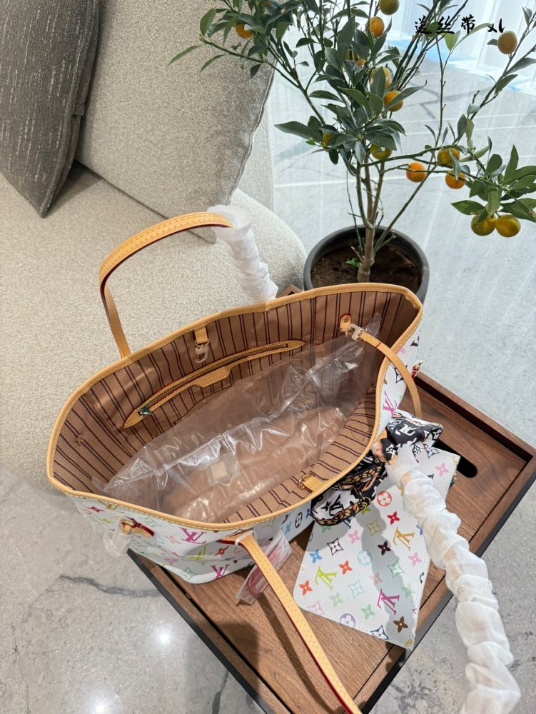 P260 ribbon delivery
LV is the dream of a student who understands emotions, and now it can be realized after 22 years
LV and the village Shanglong collaborates again on joint series
The once explosive black and white tri color is back # lv three in o...