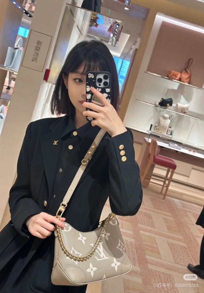 LV's recently popular full leather horn BOULOGNE handbag
Size: 29x16x9.5cm
