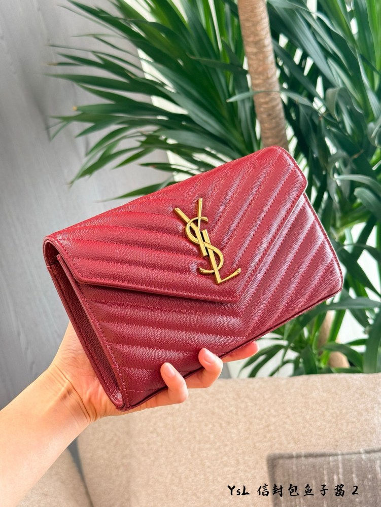 p230
YSL envelope woc | Elegant girl with visual sense of this YSL black gold chain
Top of the line with multiple celebrities
A classic bag that won't buy the wrong one!
I can't put it down when I get it!  Box packaging