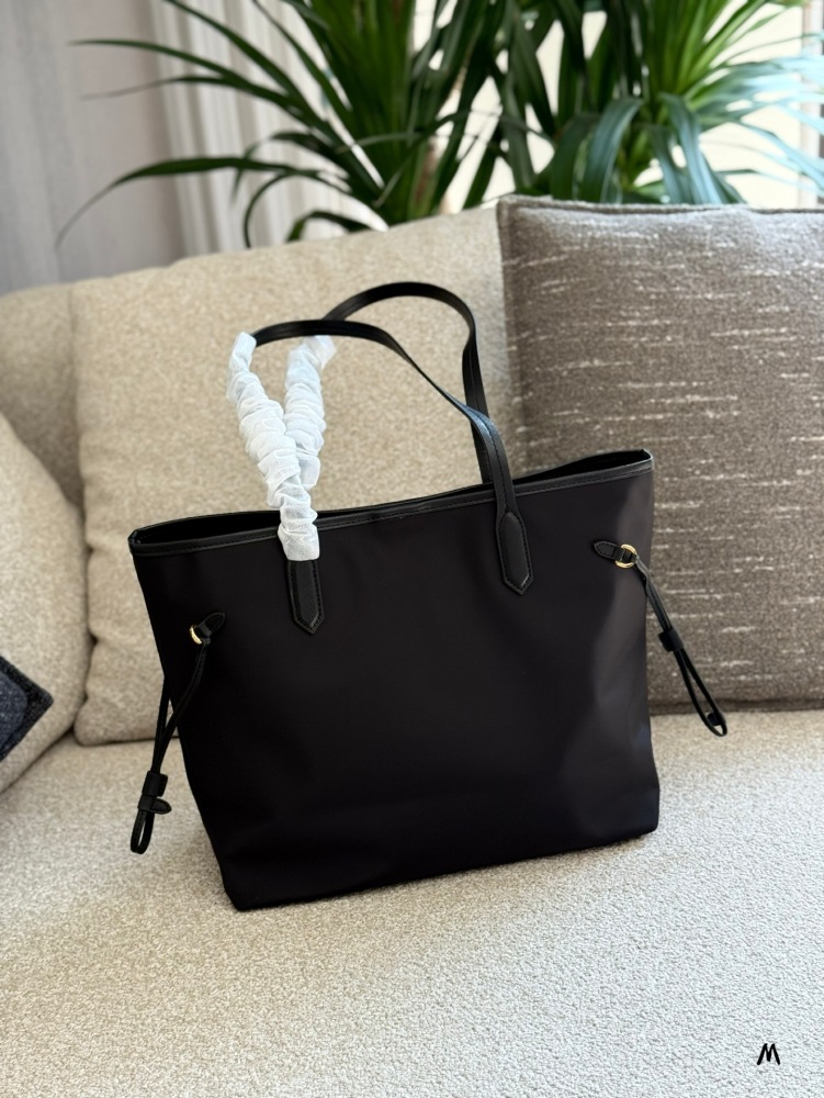 P230 leather matching
Prada's new nylon tote bag shopping bag mommy bag
New Nylon Tote Bag Shopping Bag Mommy Bag 1BG527
24K pure gold electroplated hardware
Ghost Head Cross Pattern Cowhide
Widening shoulder strap design makes single shoulder more c...