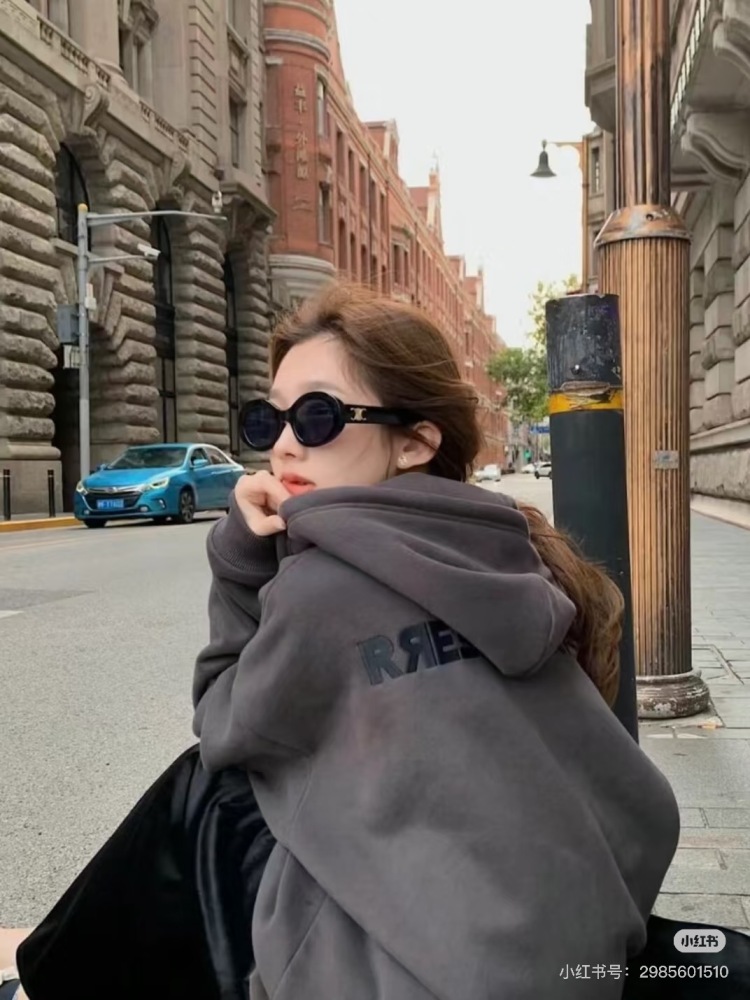 Kaixuan Gate Classic Black, this retro feeling is absolutely amazing!
Celine sunglasses that are popular all over the internet
Let me see which fashionista hasn't owned it yet
Really versatile! -You can bring it all year round!
Square and round face ...