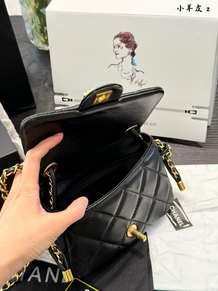 p300
High end nautical knot closure bag mini Chanel 25C early spring
Knot Cap Mini Black
New Chanel Sea Knot Cap Bag Relocation
19bag element coverage ensures elegance remains the same, while fashion remains unchanged~
Whether it's pairing with casua...