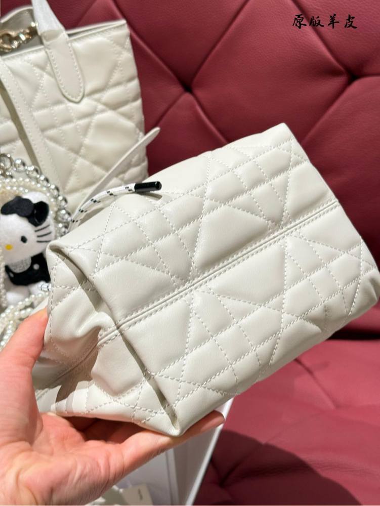 P330p340 pendant plus 20
Dior Tourours, I would call it the masterpiece of this season
Dior's new Toujours bag really caught my attention. Firstly, its body is very light
Secondly, it is made of very soft cowhide, which provides good comfort when car...
