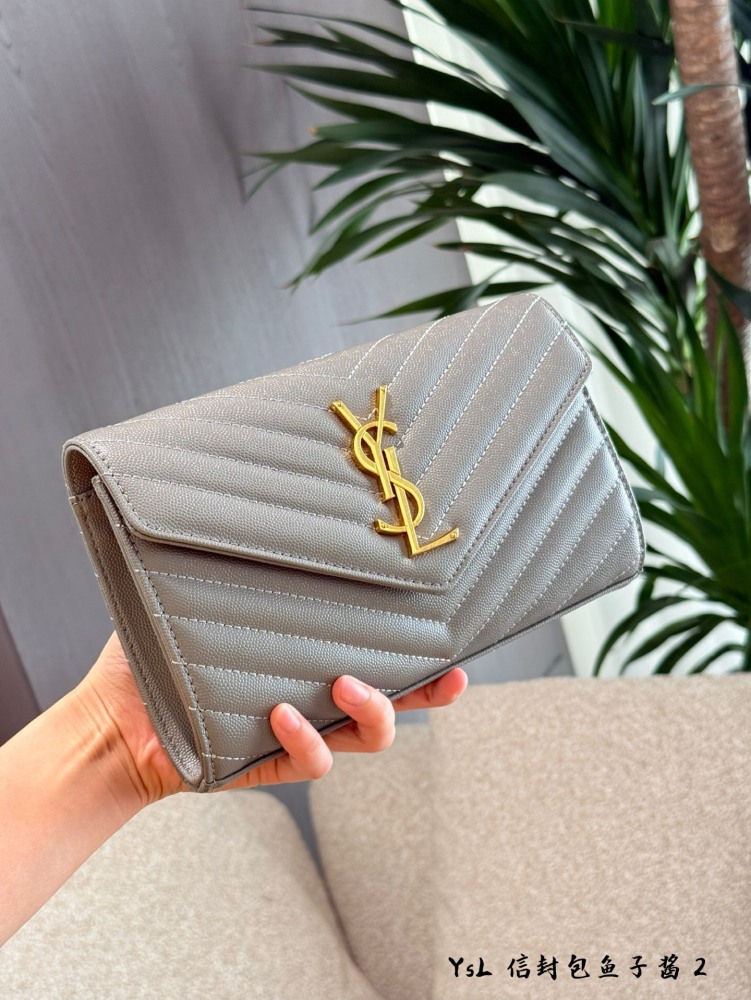 p230
YSL envelope woc | Elegant girl with visual sense of this YSL black gold chain
Top of the line with multiple celebrities
A classic bag that won't buy the wrong one!
I can't put it down when I get it!  Box packaging