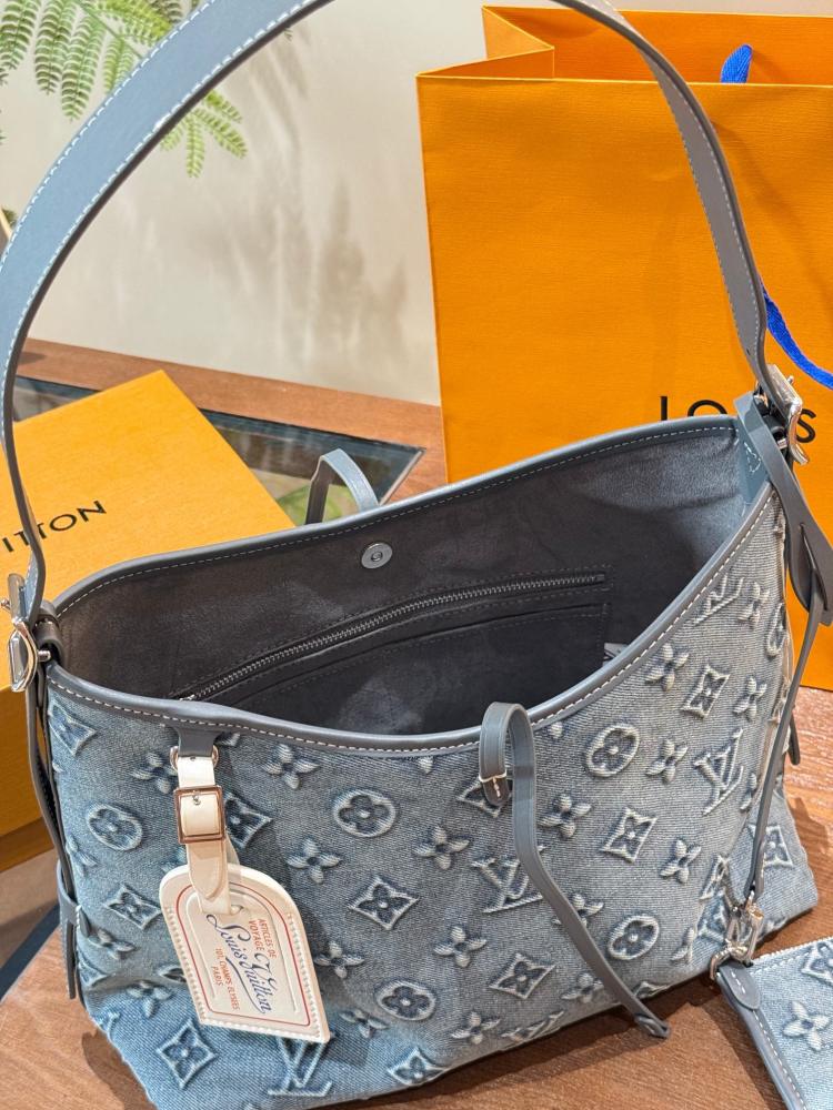 Lv CarryAll Annual Bag King Size: 31.26cm
Do you like the underarm bag with a bow? It comes with a storage wallet, which is extremely cost-effective and looks great online There's no problem with carrying it on one shoulder or crossbody, it looks gre...