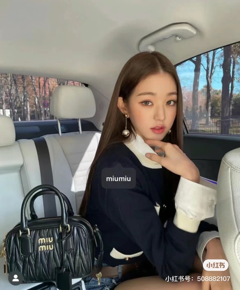I really love repeatedly, go bowling at Miumiu“
Love at a glance The miumiu bowling ball that has been popular lately is a bag that both Zhang Yuanying and Yang Chaoyue love to carry
Black and pink pairing is both cool and luxurious
It's really har...