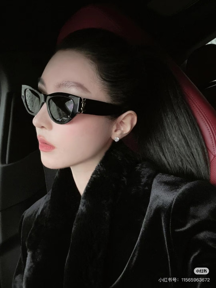 Rose's same YSL sunglasses ?