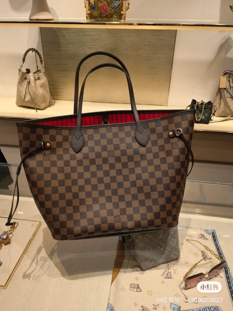 The very popular LV brown chessboard tote bag is really loved by many people!
Todd, who has always had many sisters wanting LV, finally got -- only! Brown canvas checkerboard pattern, paired with a coat
It's truly a sophisticated and lazy style