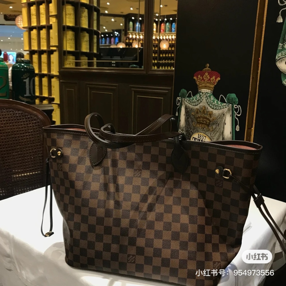The very popular LV brown chessboard tote bag is really loved by many people!
Todd, who has always had many sisters wanting LV, finally got -- only! Brown canvas checkerboard pattern, paired with a coat
It's truly a sophisticated and lazy style