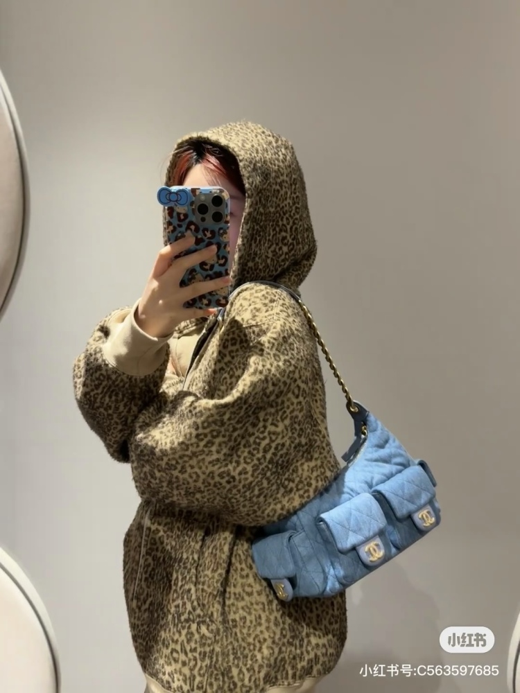 Who understands the Chanel 25 denim hobo that Jennie brought to fame?  The Chanel 25 denim hobo carried by Jennie is simply cute and explosive
As a loyal fan of Chanel, I am really looking forward to the 5c series.
Jennie. The bag she wore exuded a s...