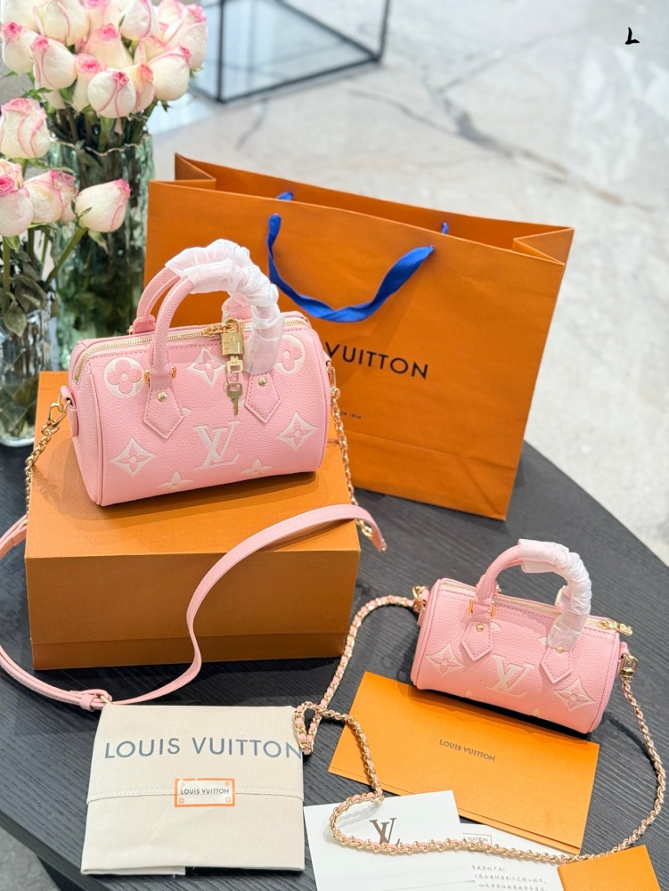p245p225
Mini Speedy++Milk like Cute to the Heart~
Speedynano~exudes an unparalleled sense of luxury amidst its compact size~The perfect combination of pure black surface and LV white large print endows this bag with unique beauty traits, like the br...