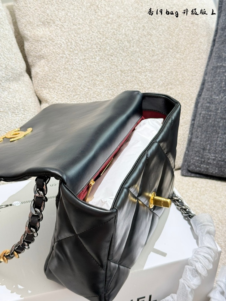 p240
Recently beloved Chanel 19 bag small size 0
This bag truly combines casualness, laziness, and delicacy, making it easy to match with various styles of clothing and a fashionable item that will make you the center of attention in different occasi...