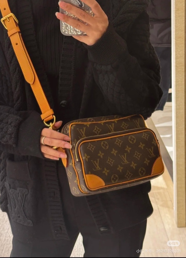 LV25 New Vintage Postman Bag
New release with hand-held and crossbody shoulder straps
Both boys and girls are fine
Very well produced and visually appealing
#Postman bag # Cross shoulder bag # Small second-hand bag # Men's bag