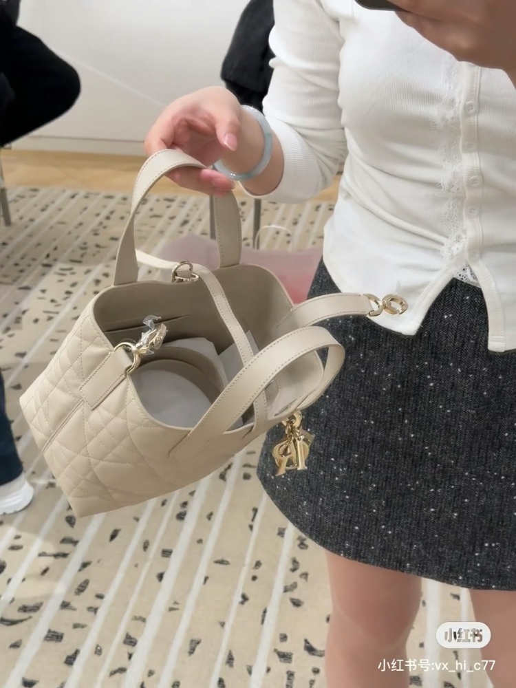 The Dior vertical indigenous bag is really a summer dish!
Vertical Toujours in Black and Milk Coffee Colors
The texture and appearance are truly exceptional! Wearing a coat or cotton jacket in winter is very suitable. Please help me recommend it to a...