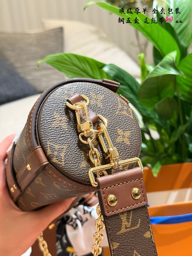 Lv Papillon Babillon p375
Injecting contemporary charm into Louis Vuitton's traditional style, retro elements have been added. The edging is surrounded by a circle of Lv logo, and the details are very exquisite and durable. The chain and shoulder str...