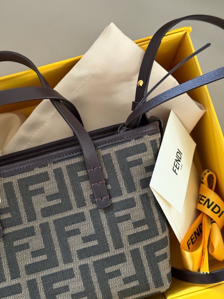 210 box
size：16*13cm
Fendi F Home
This small vegetable basket is really amazing,
I love it so much!
Full of vacation atmosphere,
Although it is small, it can also be packed very well,
A super lightweight small bag that can also be worn diagonally!
