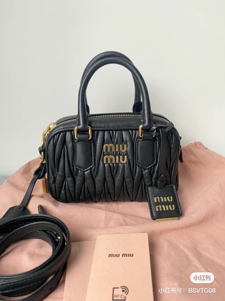 I really love repeatedly, go bowling at Miumiu“
Love at a glance The miumiu bowling ball that has been popular lately is a bag that both Zhang Yuanying and Yang Chaoyue love to carry
Black and pink pairing is both cool and luxurious
It's really har...